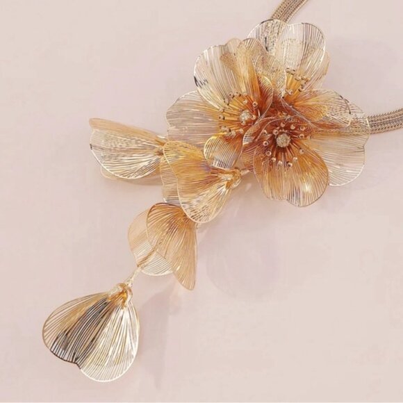 New Zara Kate Middleton Cascading Floral Necklace with gift box ✨🎁 - Picture 2 of 7